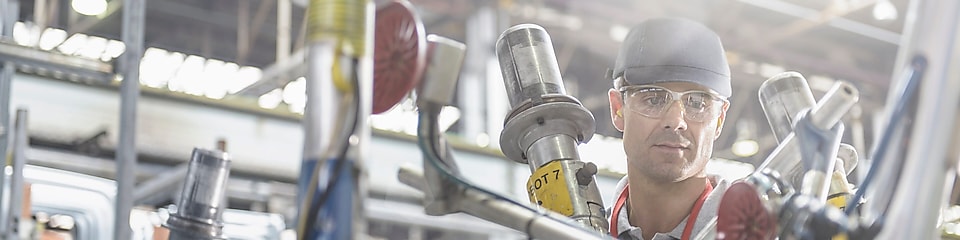 Ingeniero trabajando con lubricantes Shell 