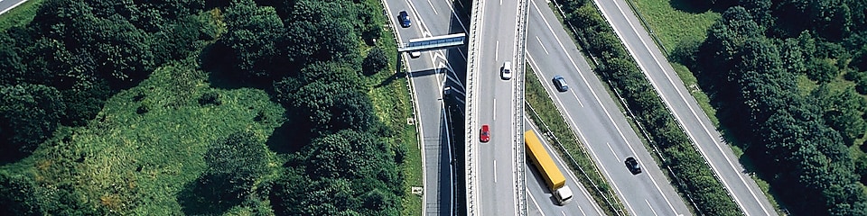 Vista aérea de tráfico de camiones por autopistas