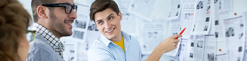 Un hombre realizando una presentación empresarial