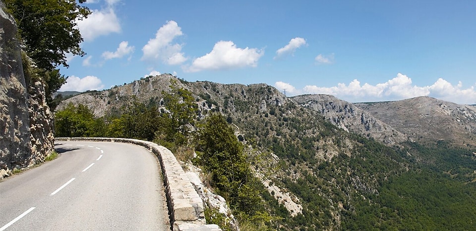 Carretera entre montañas con un hermoso entorno natural