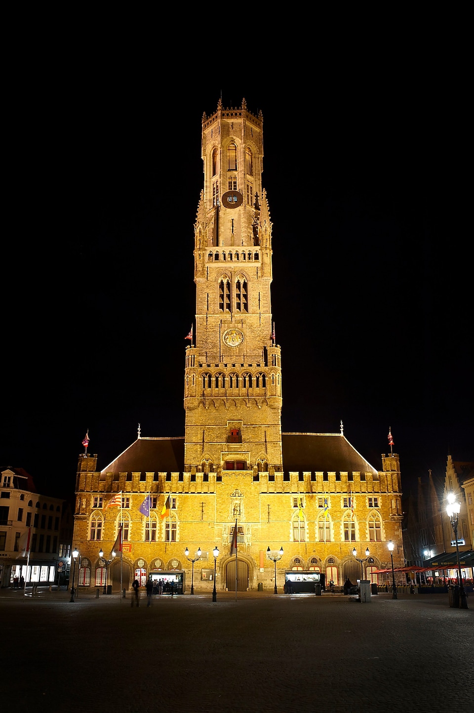 Vista frontal de la catedral de Brujas iluminada de noche