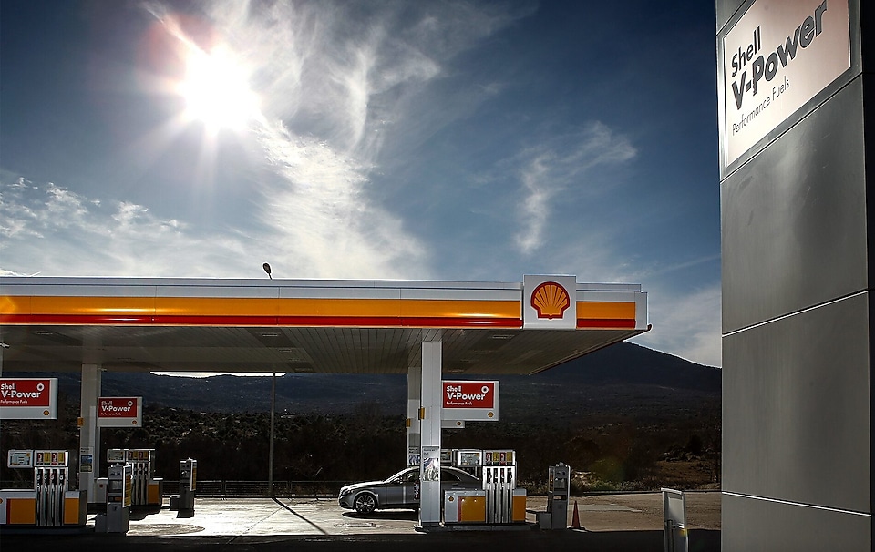 Estacion Shell y Monolito en dia soleado