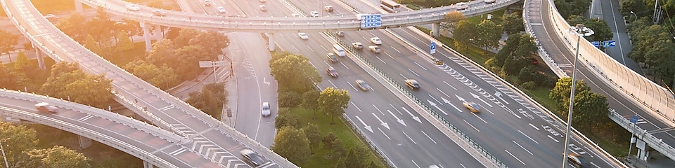 Coches circulando por una compleja estructura viaria con pasos elevados e inferiores