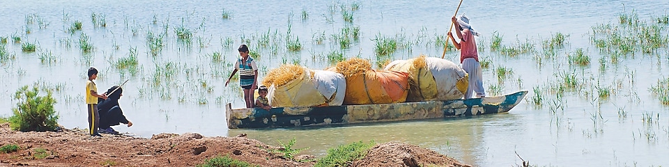 Lugareños en el canal de Yabani (sur de Irak)