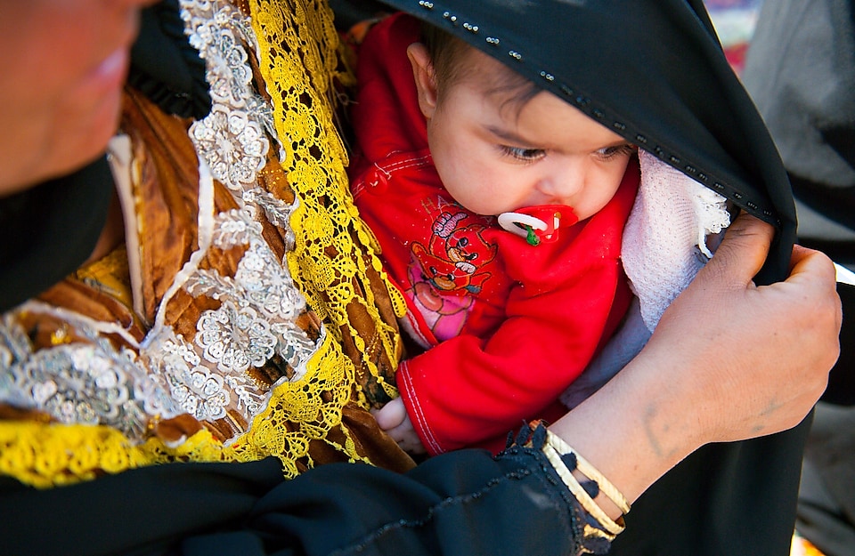 Madre sosteniendo a su niño en brazos