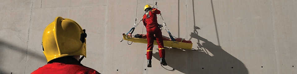 Ejercicio de simulación de rescate en una refinería (normas de salud, seguridad y medio ambiente)